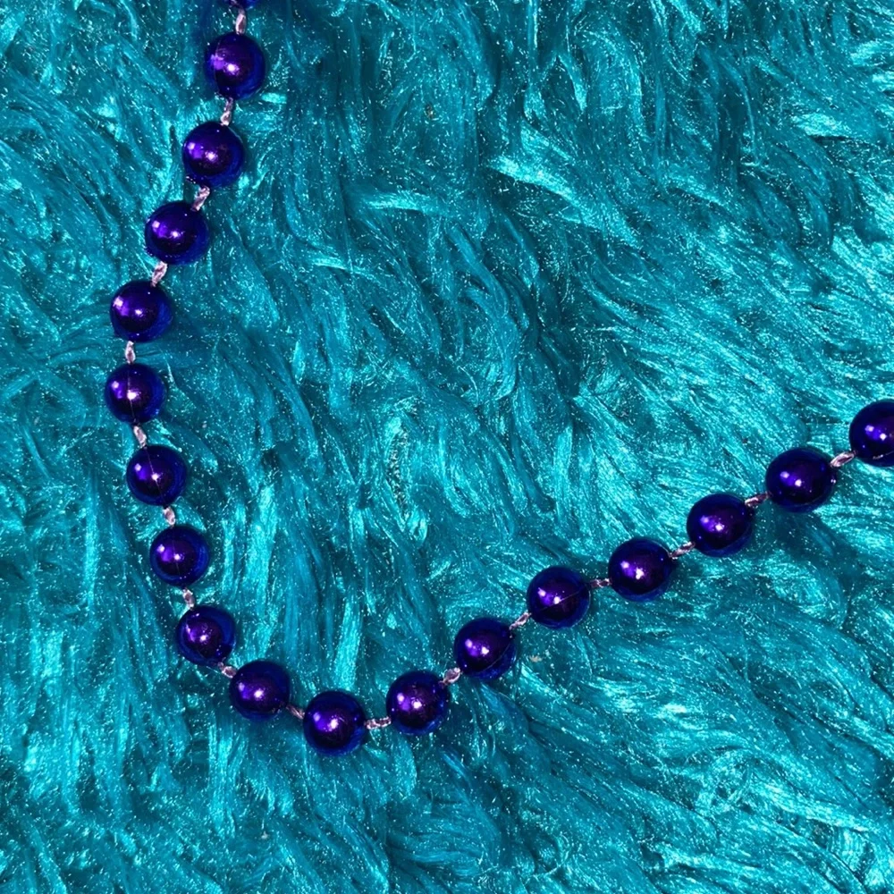 Purple plastic spherical beads necklace - Picture 3 of 8